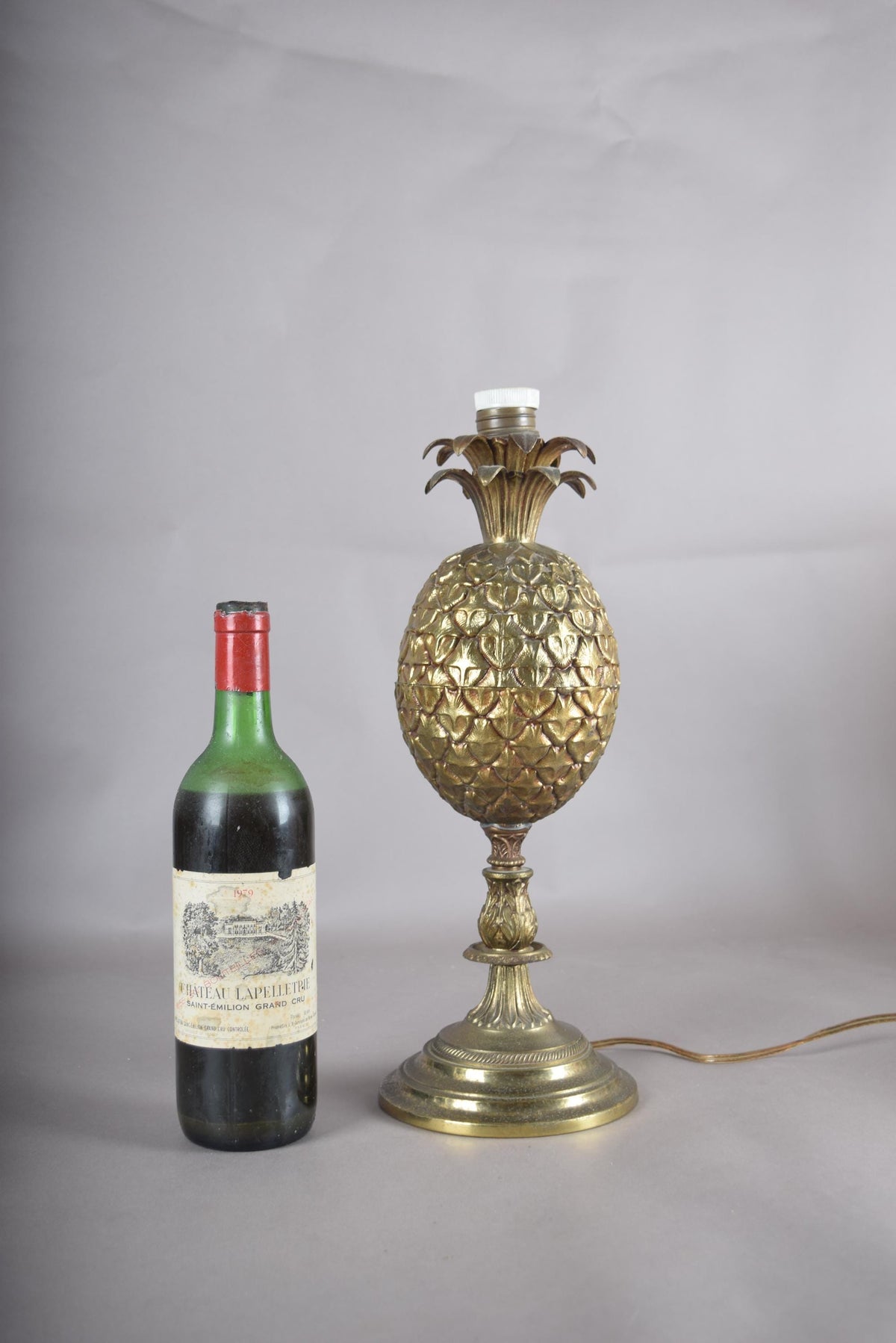 Vintage Brass Pineapple Table Lamp, Classic Hospitality Symbol, Gold-Tone Statement Lighting, Circa 1950s