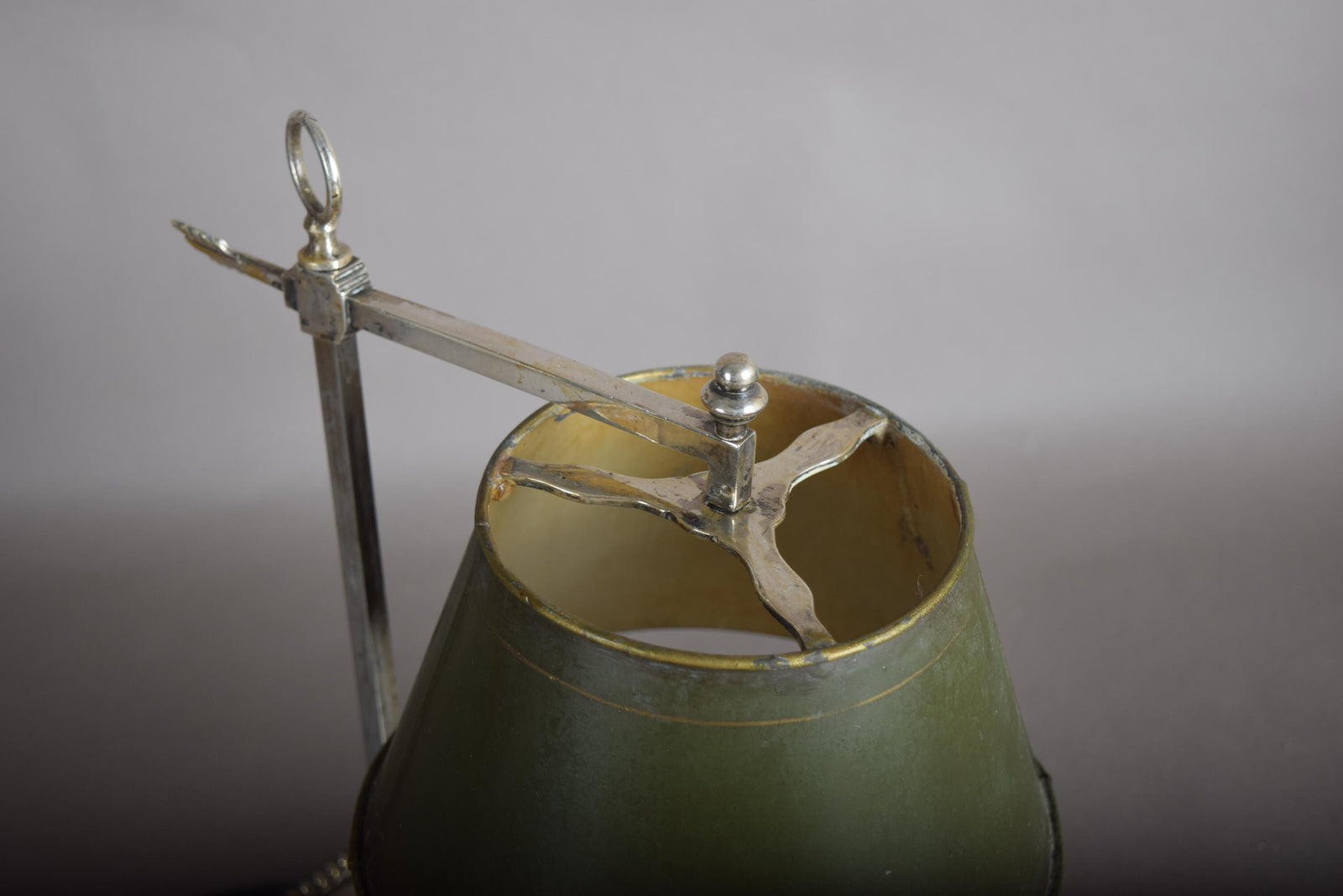 Single-Arm Bouillotte Desk Lamp, Silvered Metal with Arrow Locking Mechanism, Olive Tole Shade, 1950s