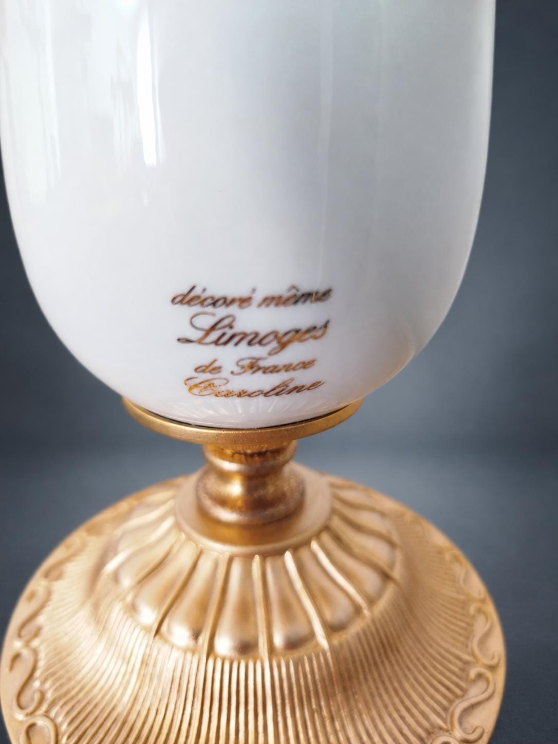 Large Painted Ceramic Table Lamp with Gilt Trellis and Romantic Scene Reserve, Ornate Gold-Tone Base, Pleated Shade, 75 cm