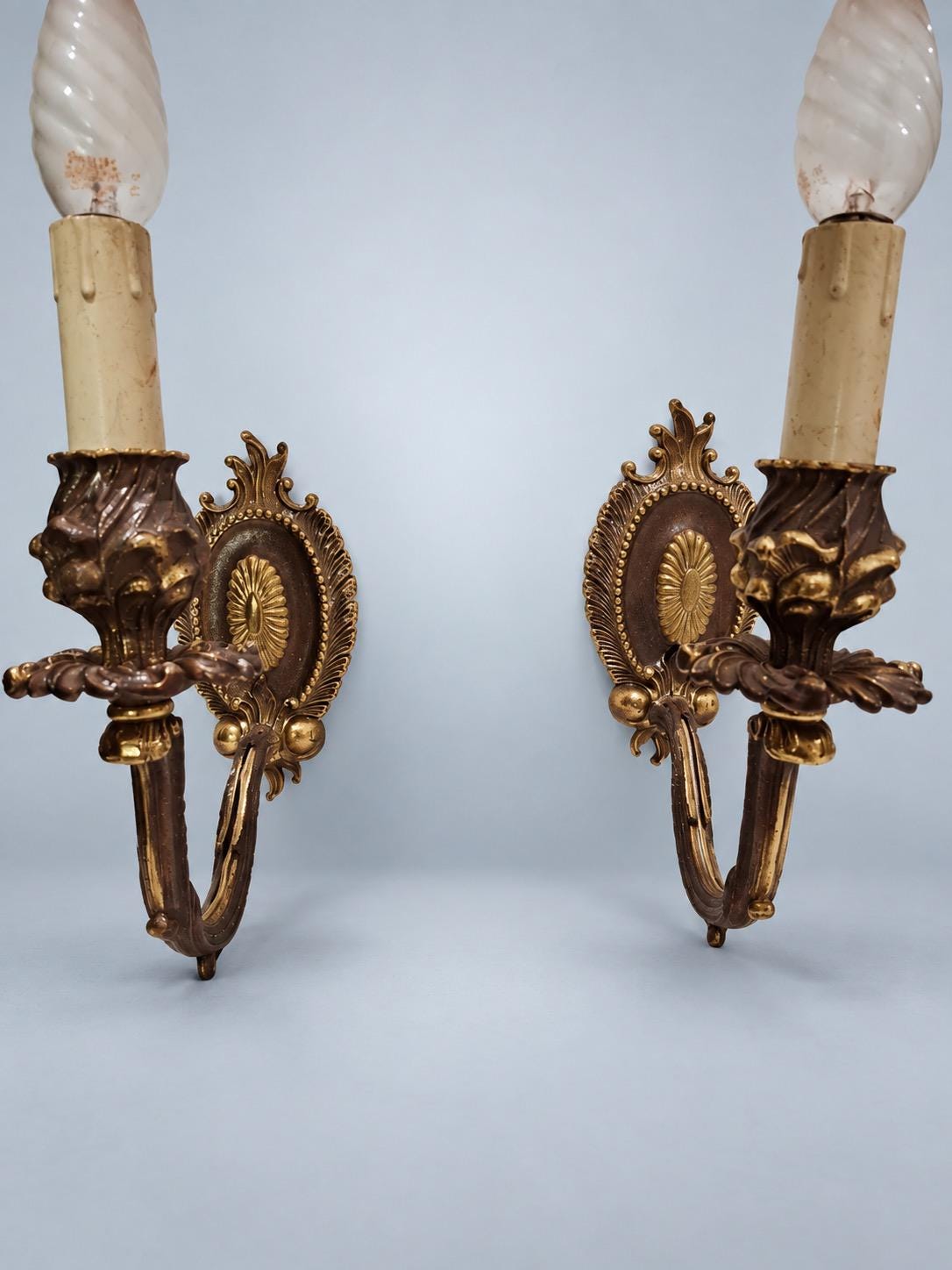 Vintage Pair of Art Deco Style Brass-Tone Floral Wall Sconces, Chiarini Attribution, 29 x 19 cm