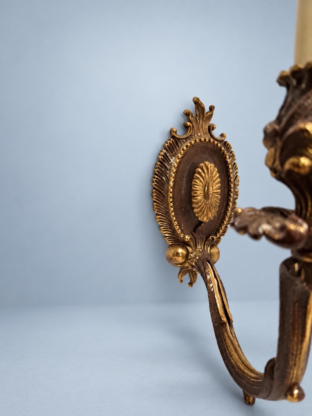 Vintage Pair of Art Deco Style Brass-Tone Floral Wall Sconces, Chiarini Attribution, 29 x 19 cm