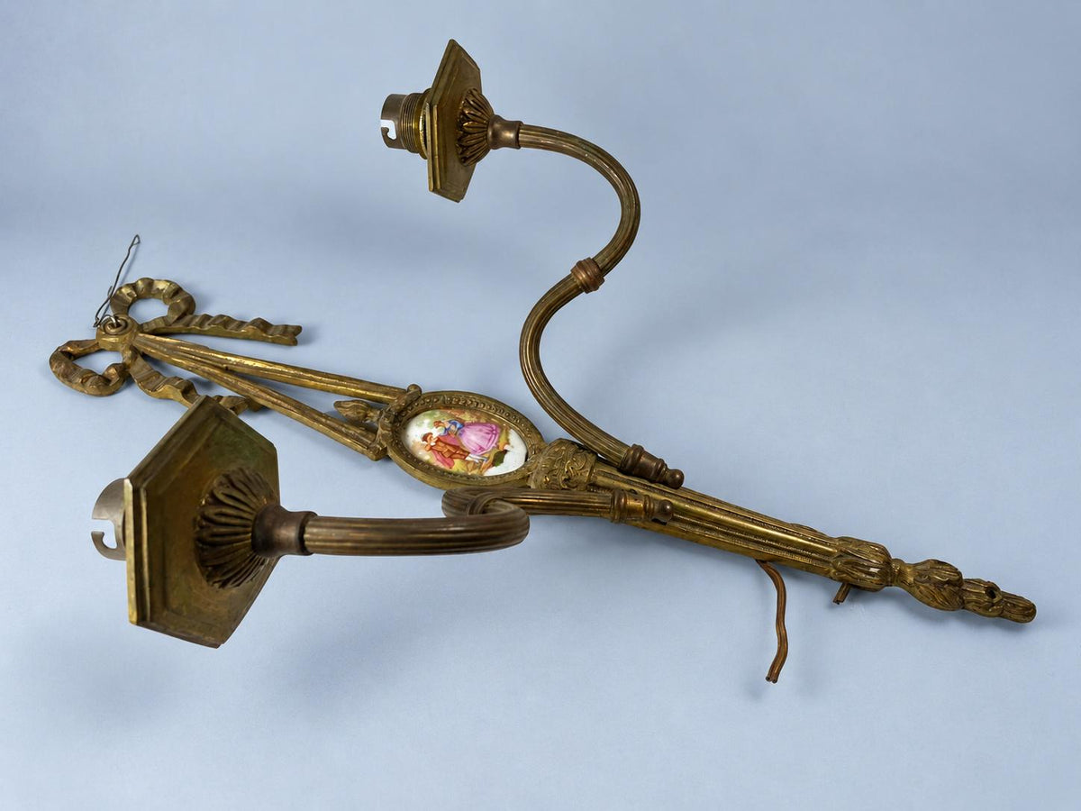 Vintage Single Louis XVI Style Brass-Tone Two-Arm Wall Sconce with Ribbon Bow and Ceramic Medallion after Fragonard