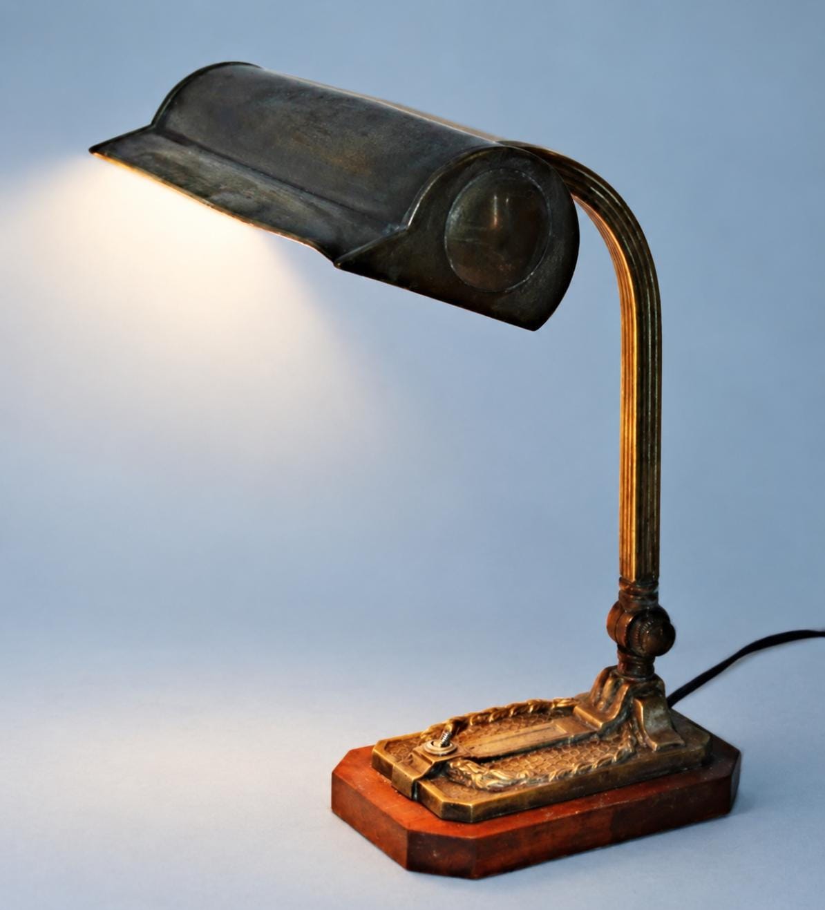 Vintage Banker's Desk Lamp, Attributed 1930s–40s, Brass-Tone Metal Hood and Reeded Arm on Wooden Base, 35 cm