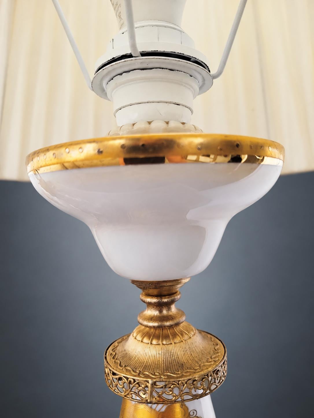 Large Painted Ceramic Table Lamp with Gilt Trellis and Romantic Scene Reserve, Ornate Gold-Tone Base, Pleated Shade, 75 cm