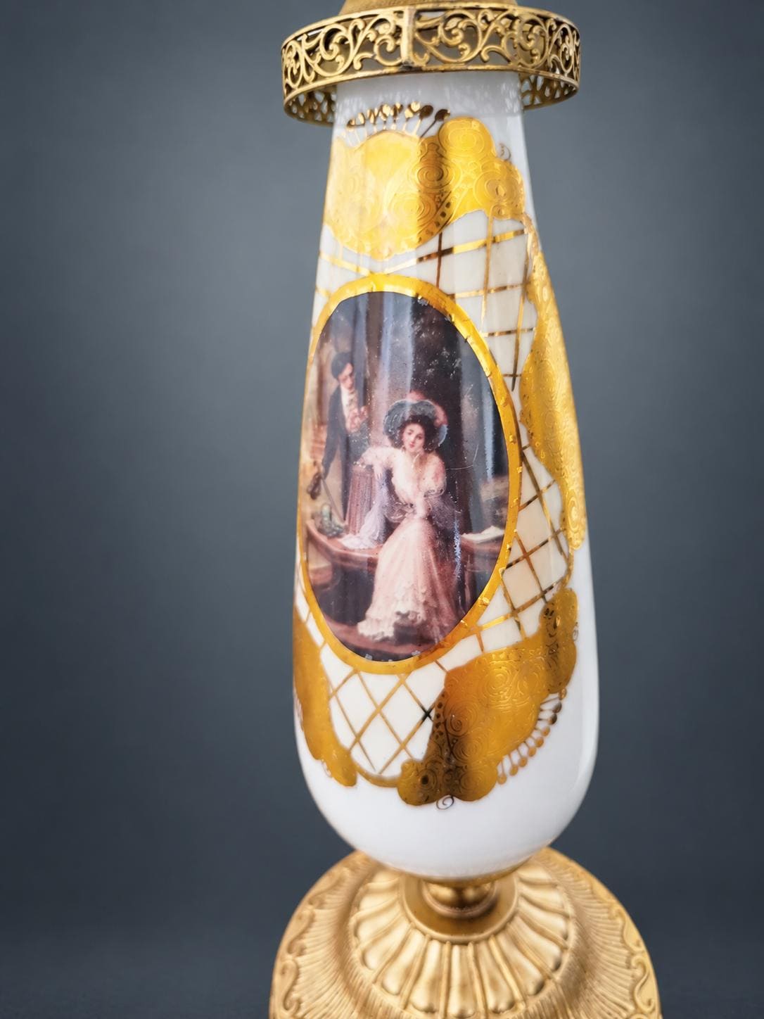 Large Painted Ceramic Table Lamp with Gilt Trellis and Romantic Scene Reserve, Ornate Gold-Tone Base, Pleated Shade, 75 cm