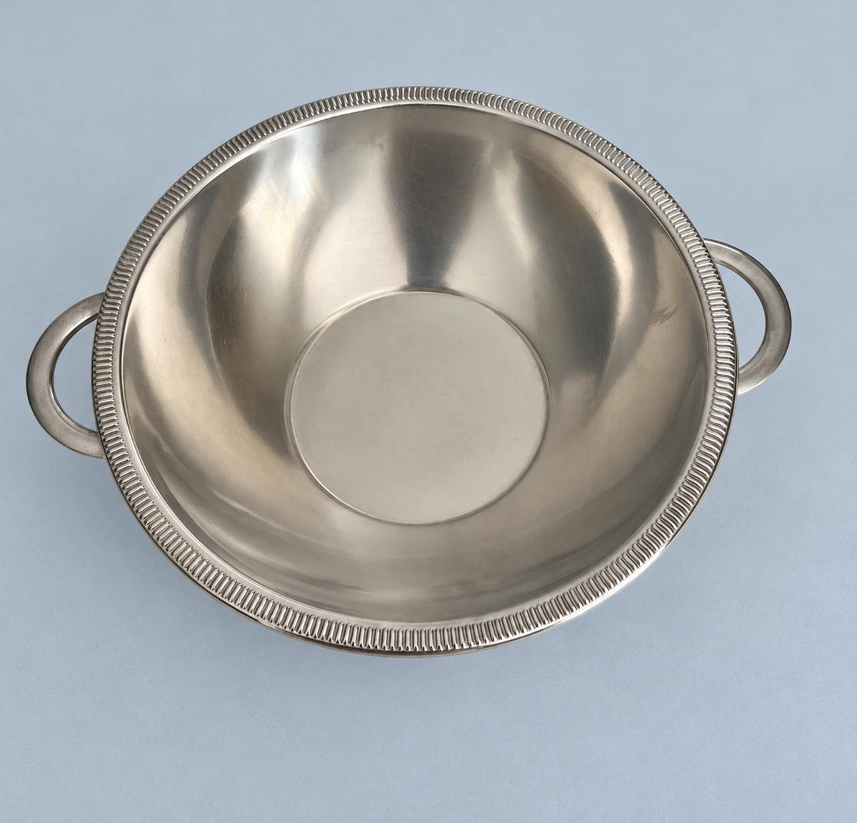 Stainless Steel Salad Bowl with Twin Handles and Reeded Rim, 26 cm Mirror-Polished Serving Bowl, Classic Tableware