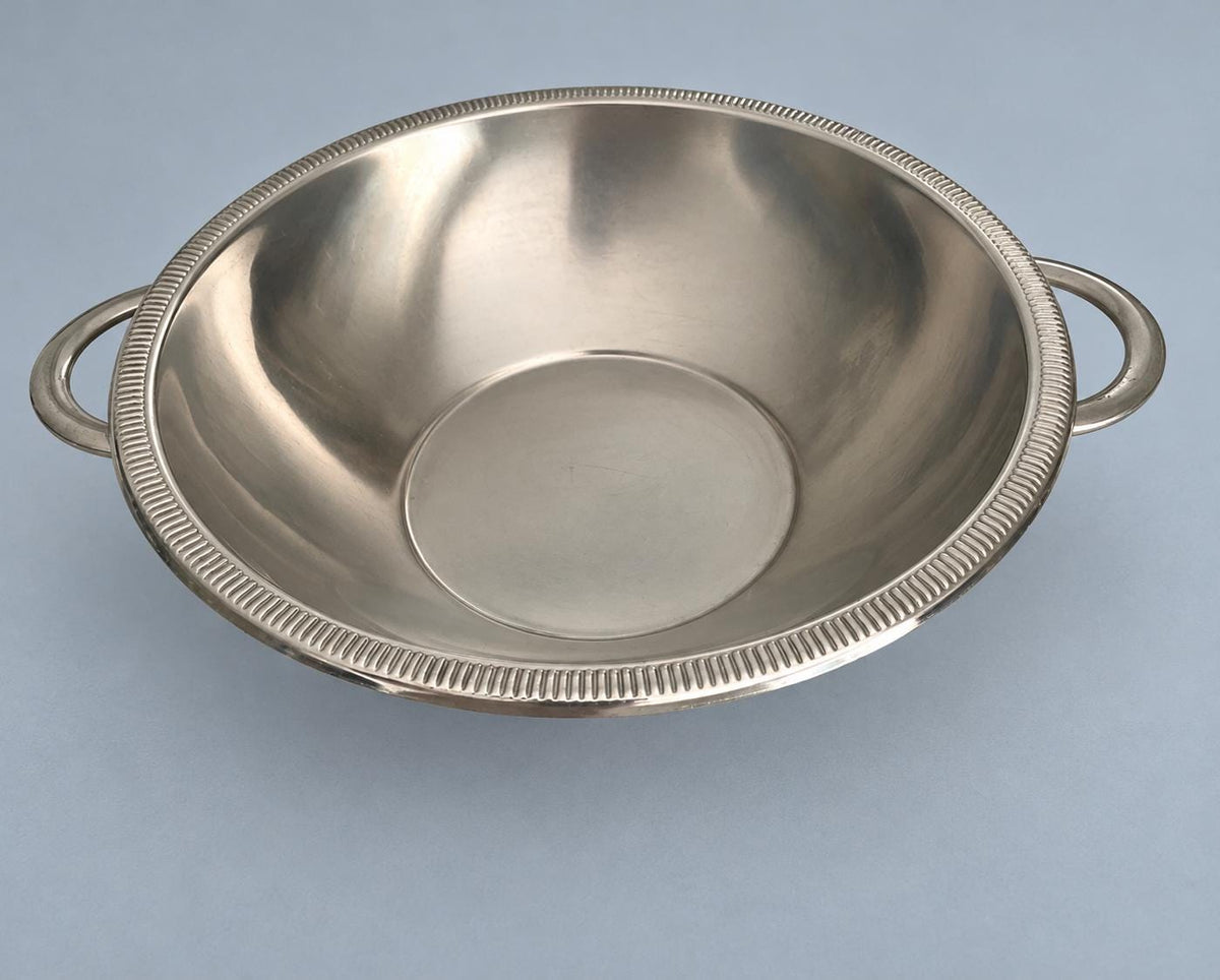 Stainless Steel Salad Bowl with Twin Handles and Reeded Rim, 26 cm Mirror-Polished Serving Bowl, Classic Tableware