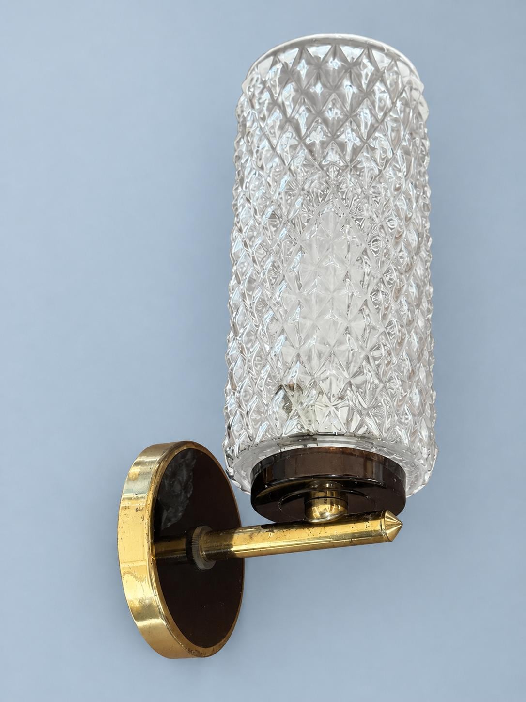 Vintage Mid-Century Wall Sconce, Brass-Tone Metal with Clear Diamond-Pattern Glass Shade, 20.5 cm