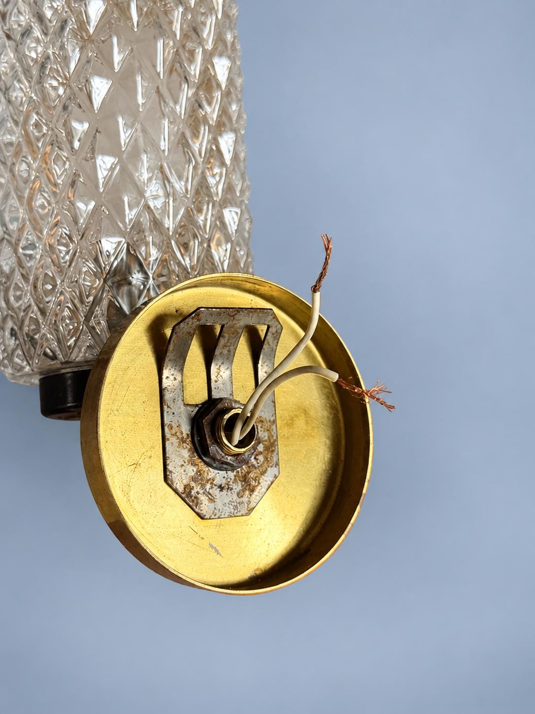 Vintage Mid-Century Wall Sconce, Brass-Tone Metal with Clear Diamond-Pattern Glass Shade, 20.5 cm