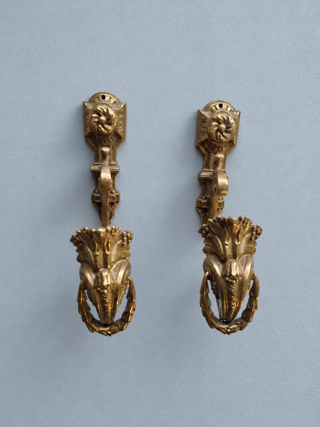 Vintage Pair of Neoclassical Curtain Tiebacks, Attributed Late 19th–Early 20th Century, Gilt Metal with Laurel Wreaths, 20 cm