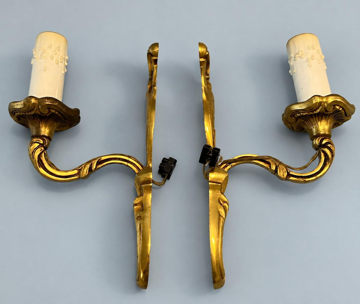 Vintage Pair of Louis XV Style Single-Light Wall Sconces, Gilt Metal Leafy Scroll Backplates with Fluted Bobèches, 22 cm