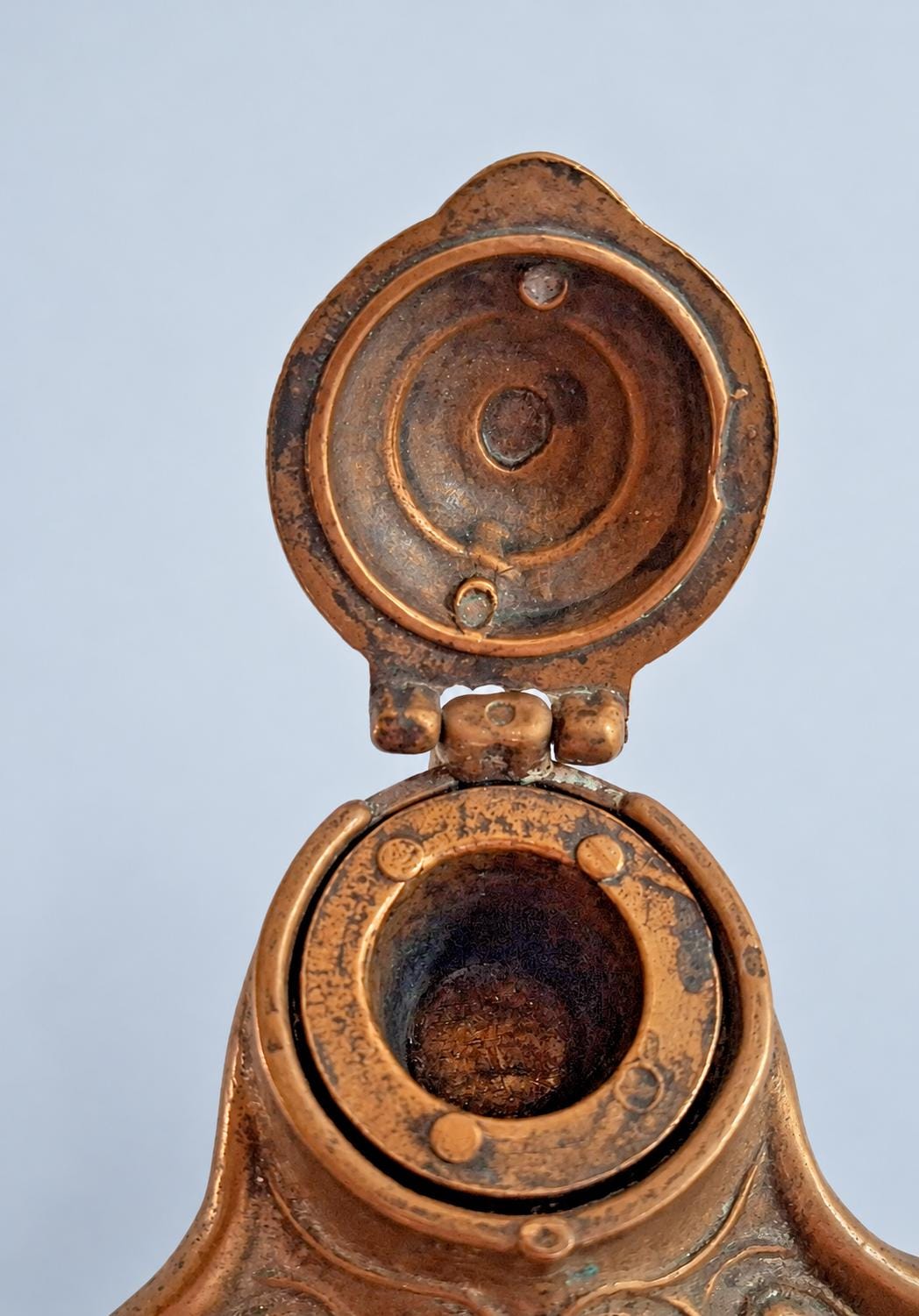 Vintage Louis XV Style Inkwell with Shell Decoration, Patinated Metal Pen Tray with Hinged Lid, 18 cm