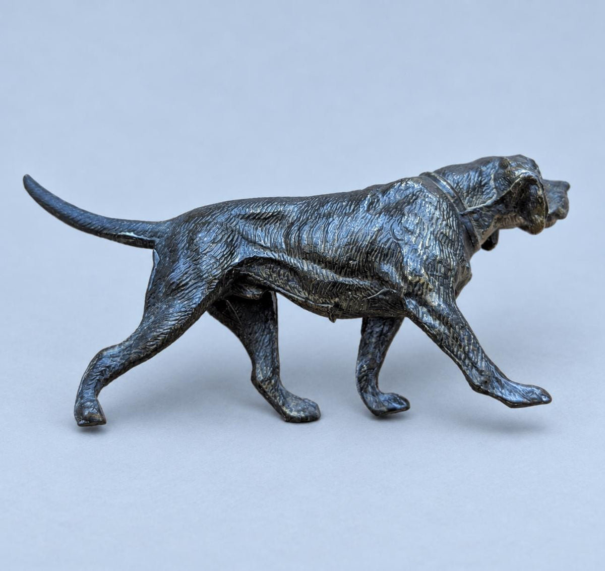 Vintage Miniature Pointer Dog Figure, Dark Patinated Metal Hunting Dog in Mid-Stride, Attributed 19th Century, 9.5 cm