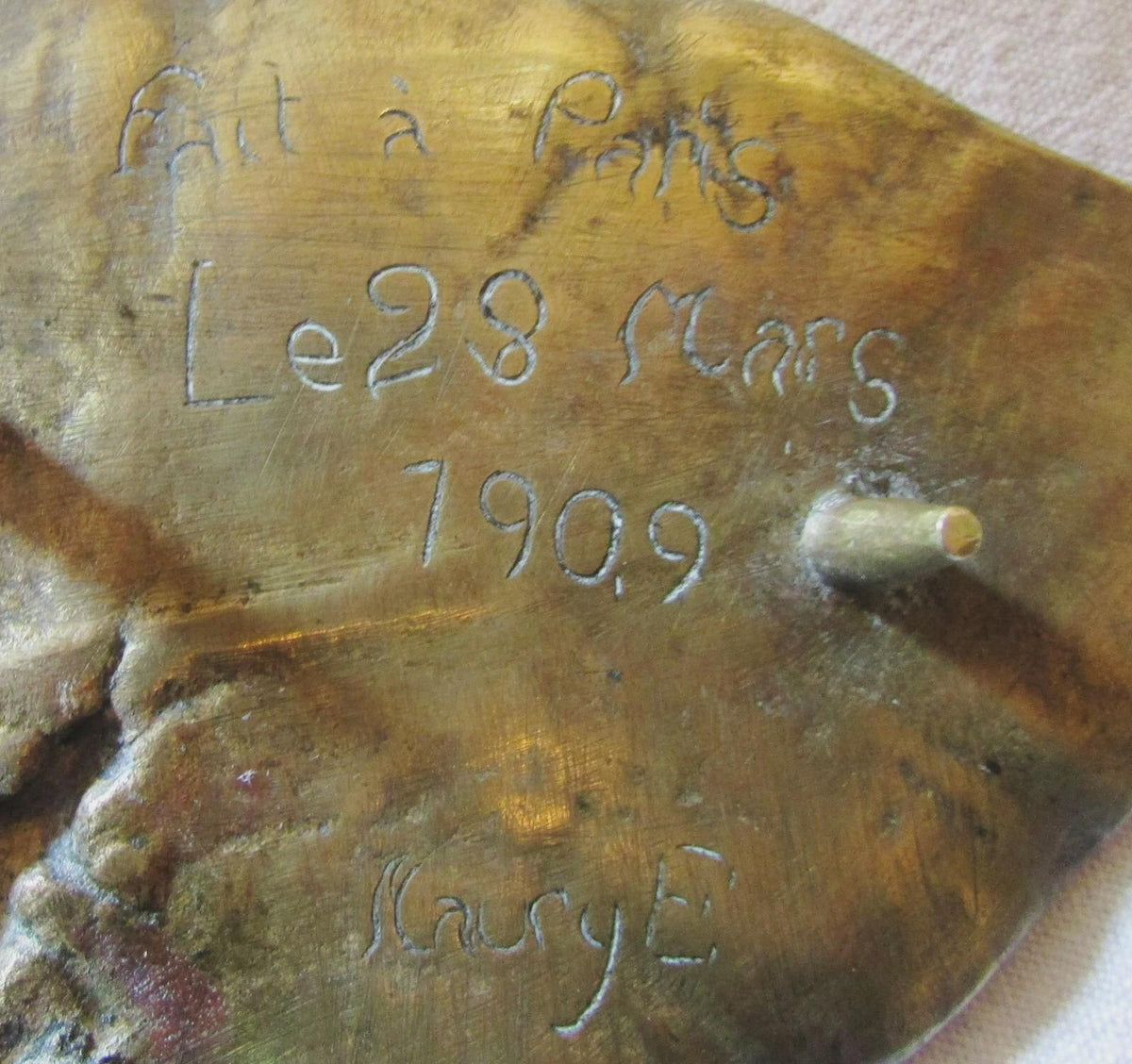 Vintage Art Nouveau Leaf Vide-Poche with Insects in Relief, Attributed 1909, Gilt Metal Dish with Curled Stem, 13 cm