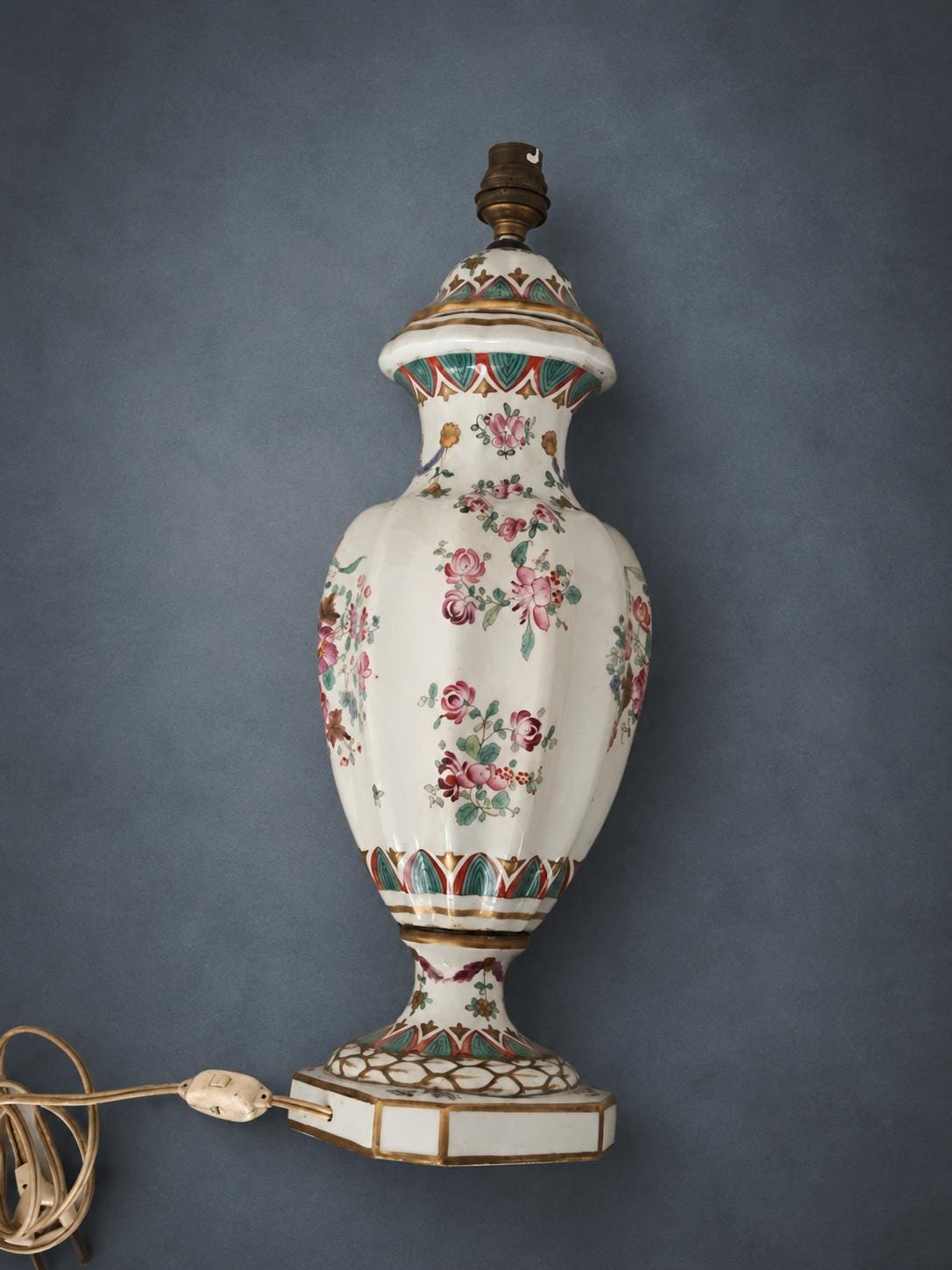 Vintage Compagnie des Indes Style Ceramic Vase Lamp Base, Famille Rose Floral Sprays and Gilt Trim on Octagonal Base