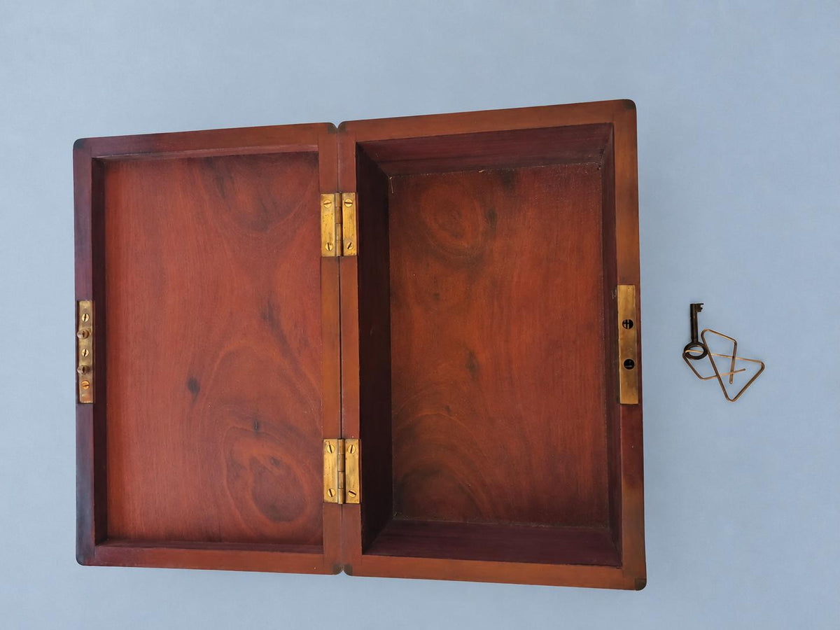 Vintage Mahogany Box with Inlaid Oval Fan Medallion, Lock and Key, Attributed Late 19th Century, 26 cm Jewelry Box
