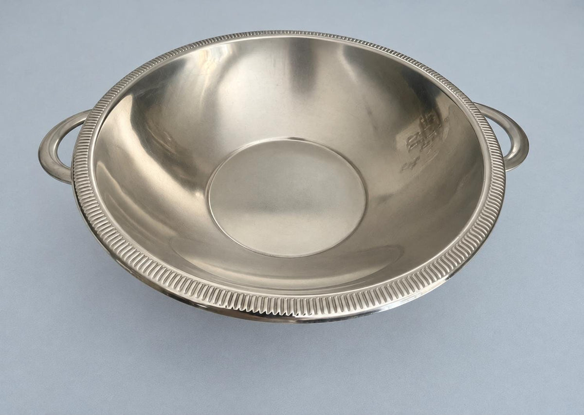 Stainless Steel Salad Bowl with Twin Handles and Reeded Rim, 26 cm Mirror-Polished Serving Bowl, Classic Tableware