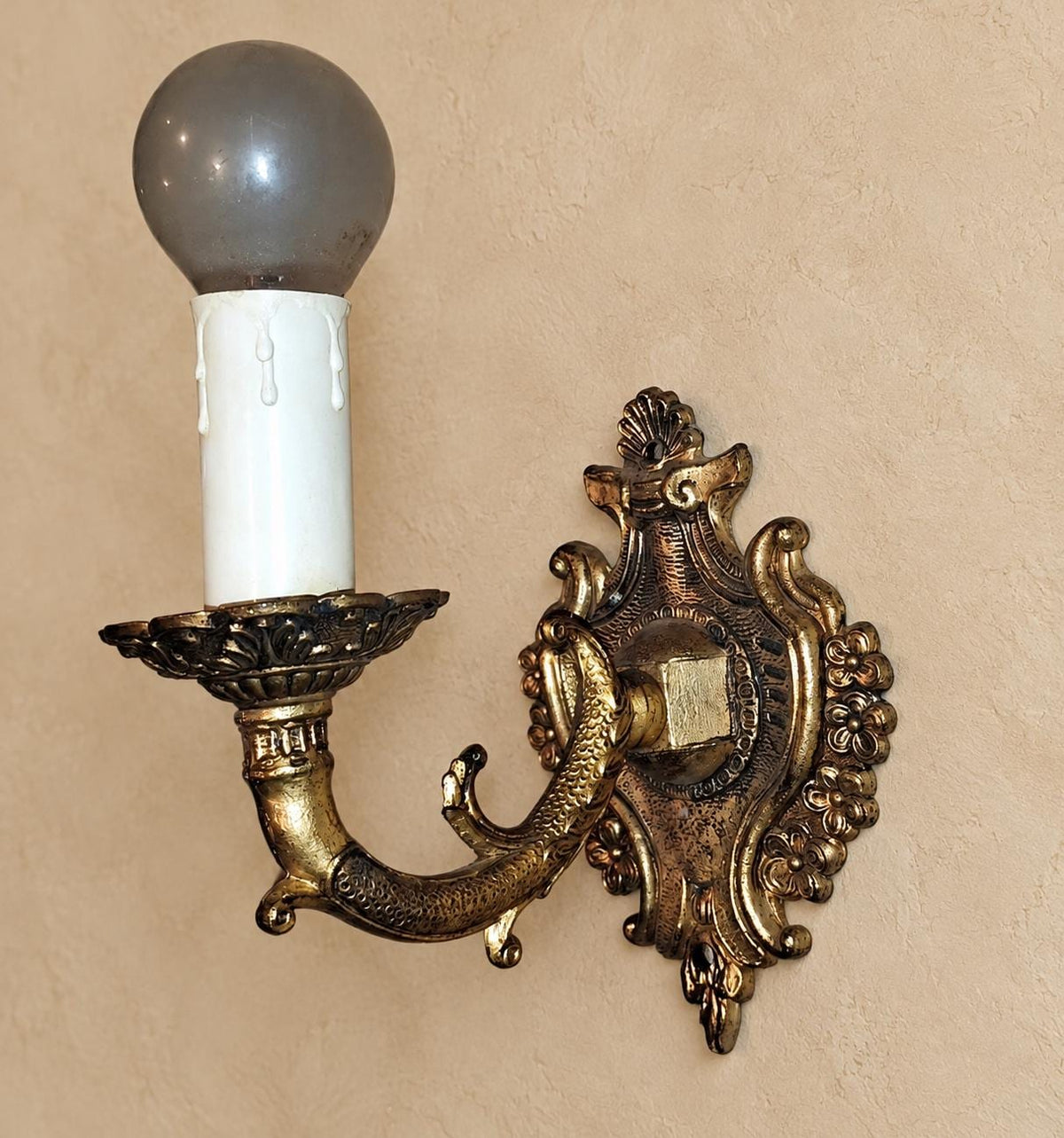 Vintage Baroque Style Single-Light Wall Sconce, Gold-Tone Metal with Scaled Fish-Form Arm and Flowered Cartouche Backplate, about 14 cm