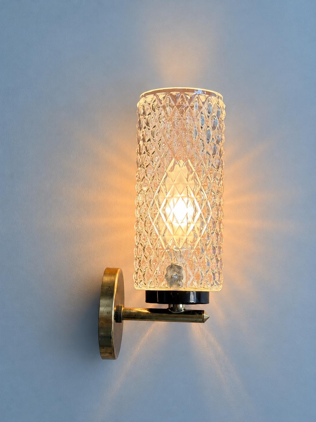 Vintage Mid-Century Wall Sconce, Brass-Tone Metal with Clear Diamond-Pattern Glass Shade, 20.5 cm