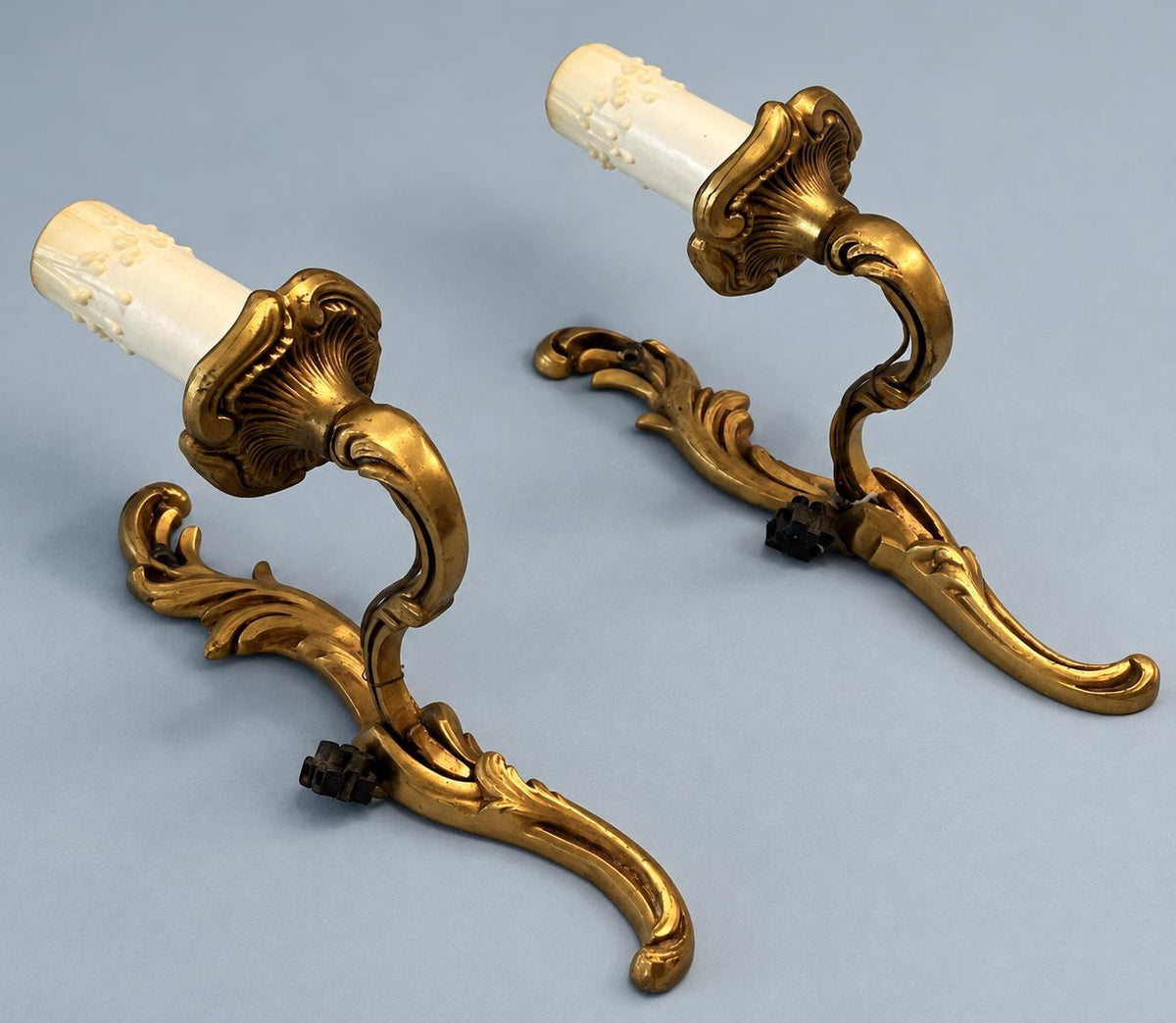 Vintage Pair of Louis XV Style Single-Light Wall Sconces, Gilt Metal Leafy Scroll Backplates with Fluted Bobèches, 22 cm