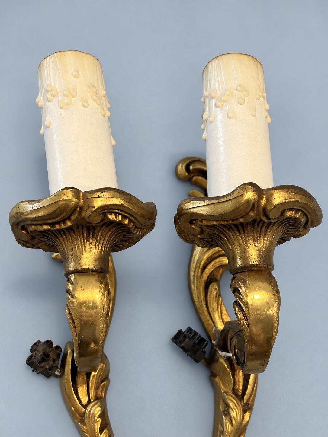 Vintage Pair of Louis XV Style Single-Light Wall Sconces, Gilt Metal Leafy Scroll Backplates with Fluted Bobèches, 22 cm