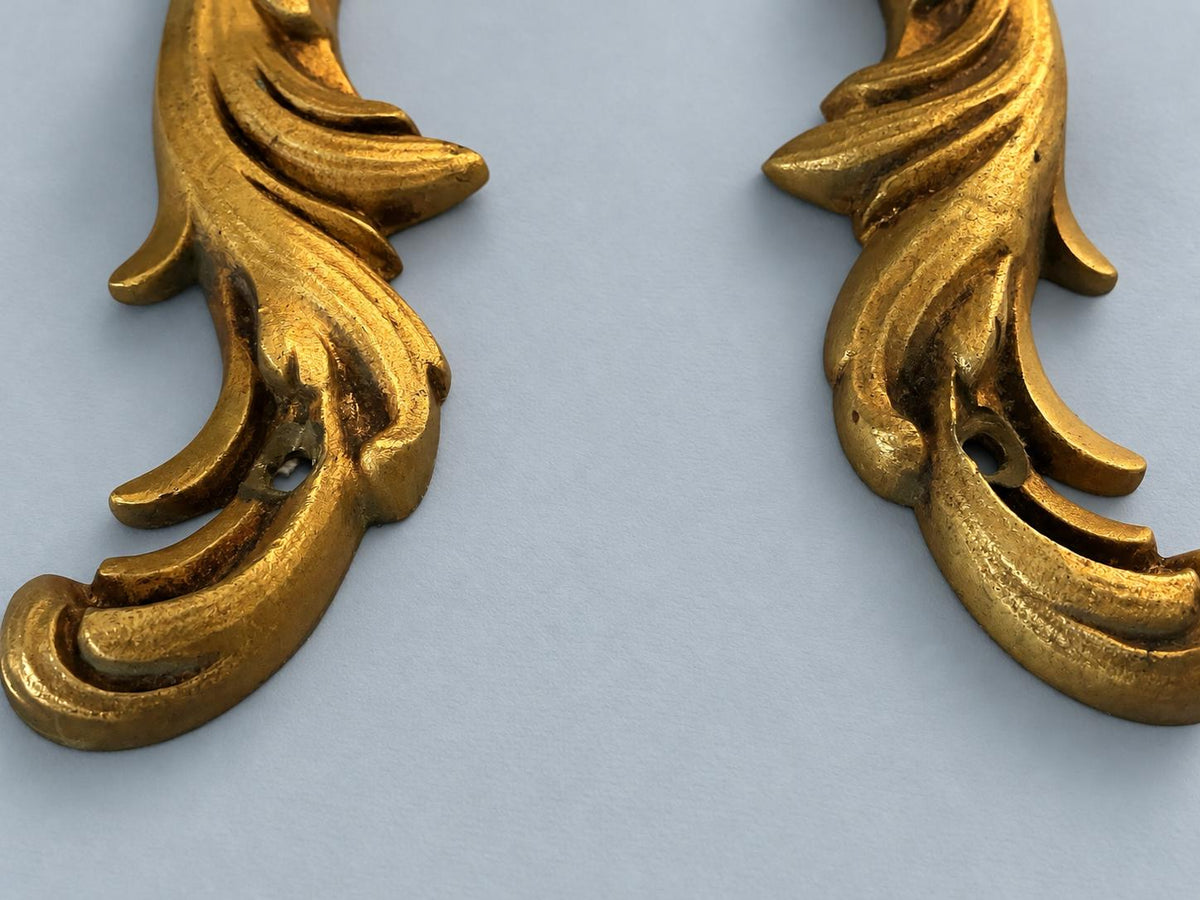 Vintage Pair of Louis XV Style Single-Light Wall Sconces, Gilt Metal Leafy Scroll Backplates with Fluted Bobèches, 22 cm