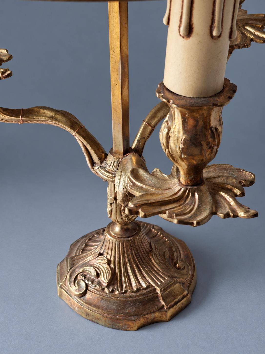 Vintage Bouillotte Style Three-Light Table Lamp, Gilt Metal Rocaille Base with Adjustable Red Painted Tôle Shade and Arrow Thumbscrew