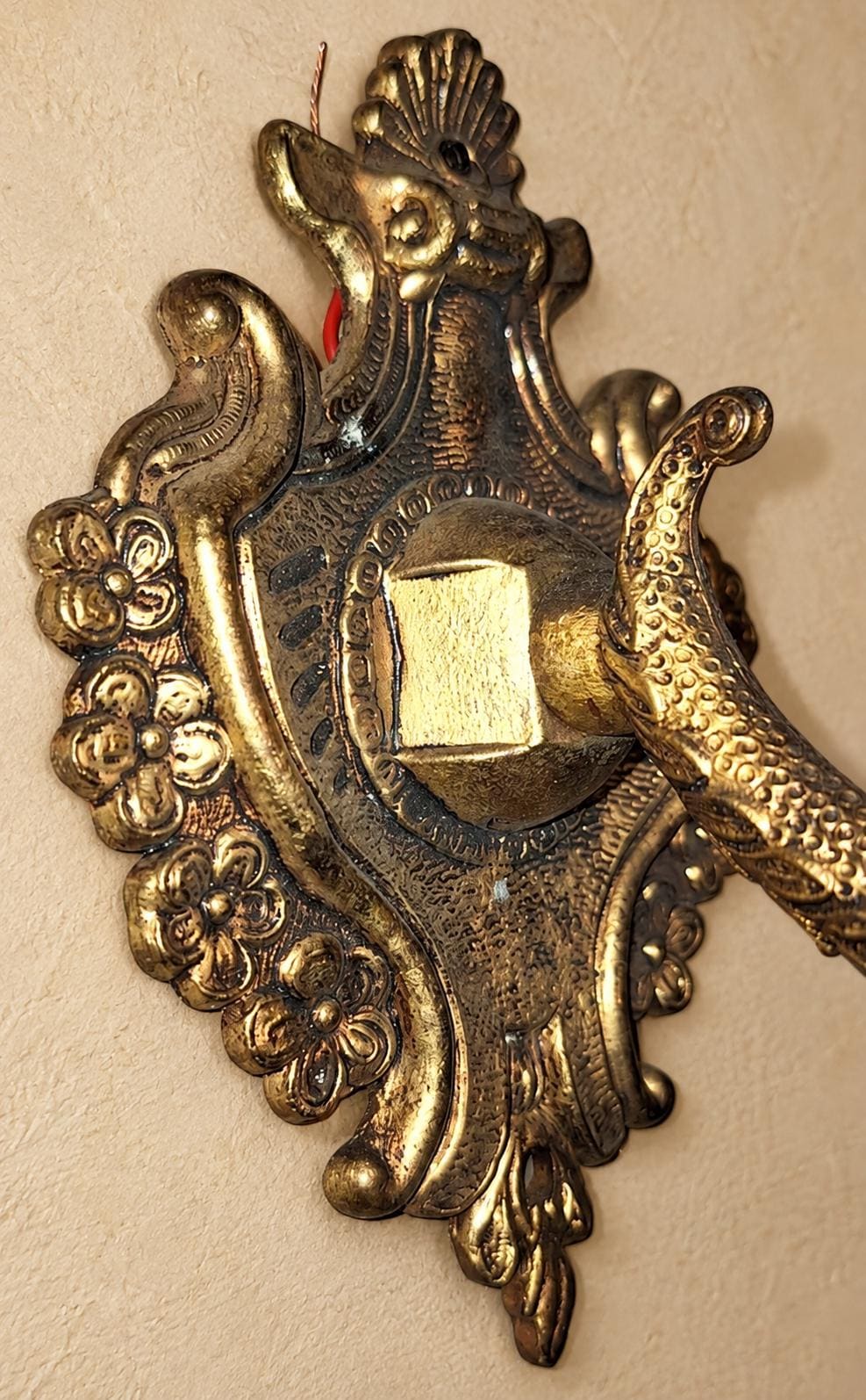 Vintage Baroque Style Single-Light Wall Sconce, Gold-Tone Metal with Scaled Fish-Form Arm and Flowered Cartouche Backplate, about 14 cm