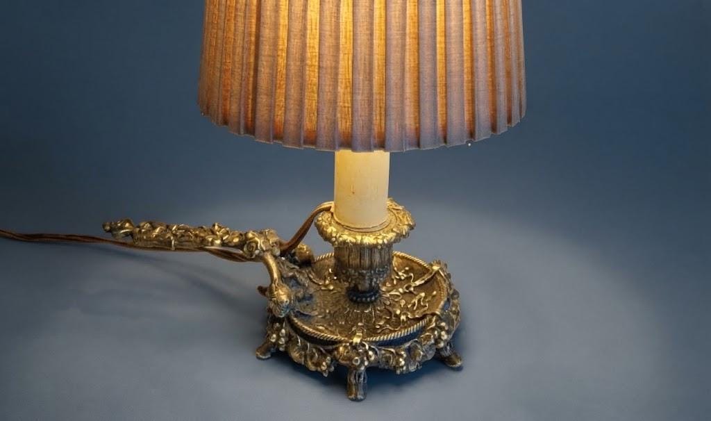 Vintage French Bronze Chamberstick Table Lamp with Pleated Shade, Ornate Scroll Handle and Small Feet, 28 cm