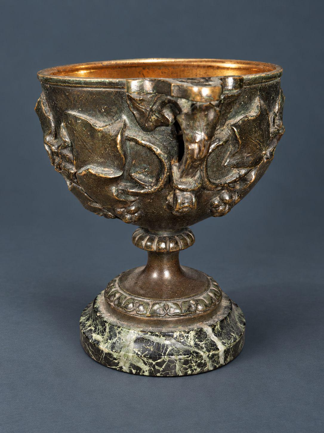 Antique 19th Century Patinated Bronze Lidded Grand Tour Urn with Ivy Leaf Relief and Berry Finial on Green Marble Base