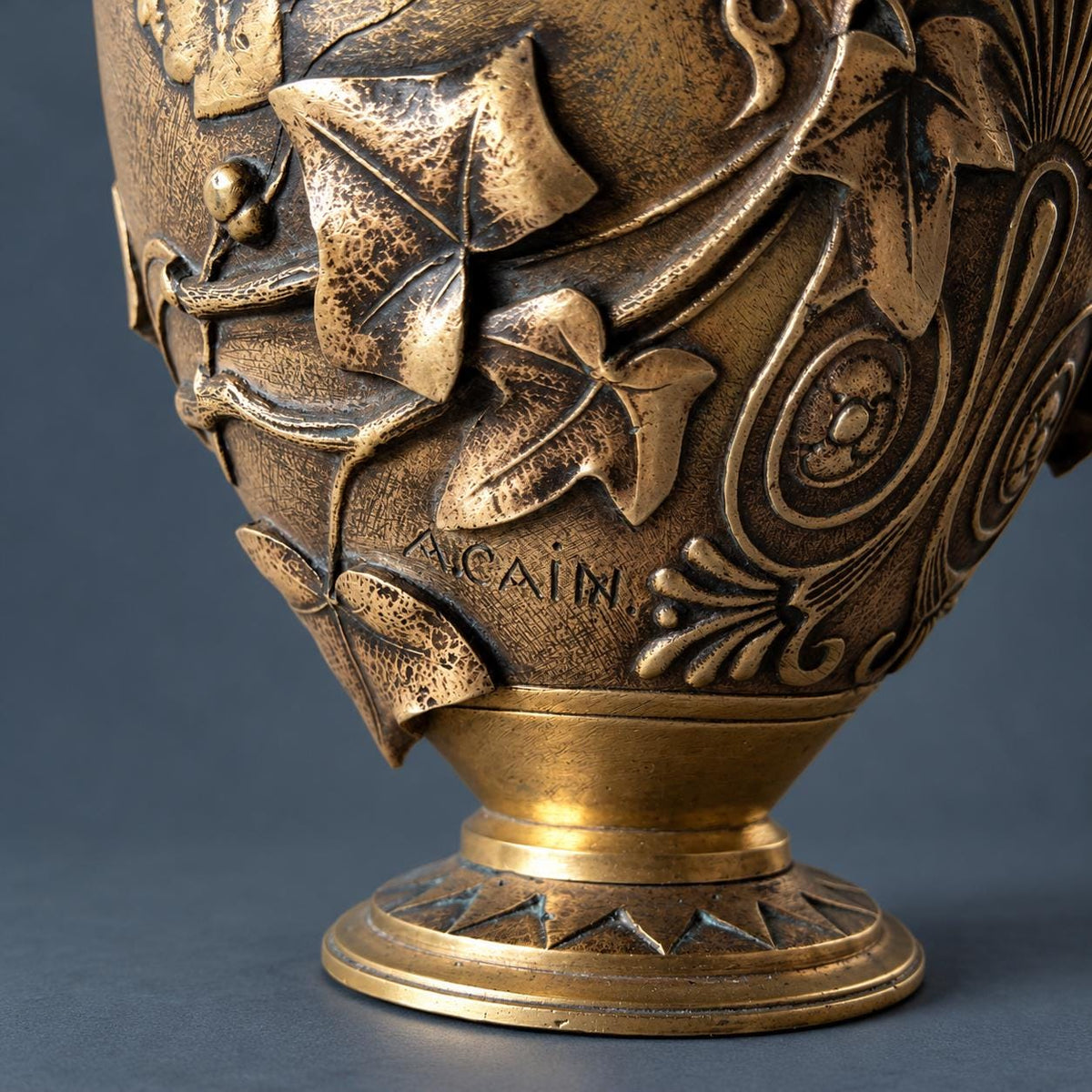 Antique 19th Century French Bronze Skyphos Cup with Ivy, Palmettes and Ancient Coin Medallion, Neo-Grec Two-Handled Vessel